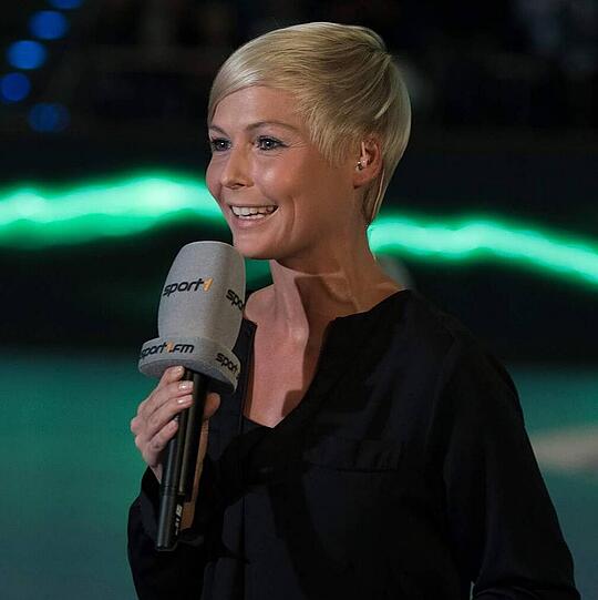 Platz zwei: Anett Sattler (20,7 %). Die Expertin für Handball wurde jüngst beim &bdquo;Deutsche Sportjournalistenpreis&ldquo; für die beste Sportmoderation ausgezeichnet und wirkt vor allem auf die weiblichen Befragten (22,7 %) und auf die 31-45-Jährigen (24,5 %) besonders attraktiv.
