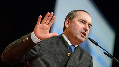 Hubert Aiwanger winkt ein Mammut-Ministerium.