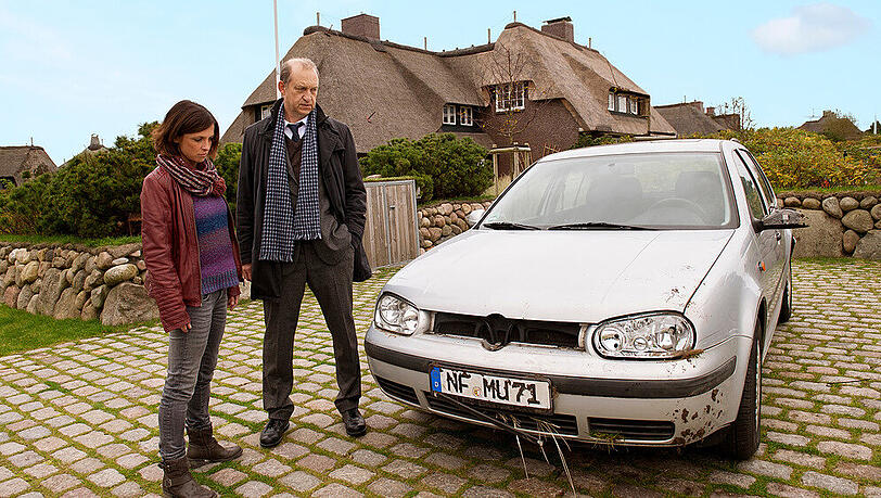 "Nord Nord Mord: Sievers und die Frau im Zug": Ina (Julia Brendler) und Sievers (Peter Heinrich Brix) begutachten das Unfallauto "Nord Nord Mord: Sievers und die Frau im Zug": Ina (Julia Brendler) und Sievers (Peter Heinrich Brix) begutachten das Unfallauto
