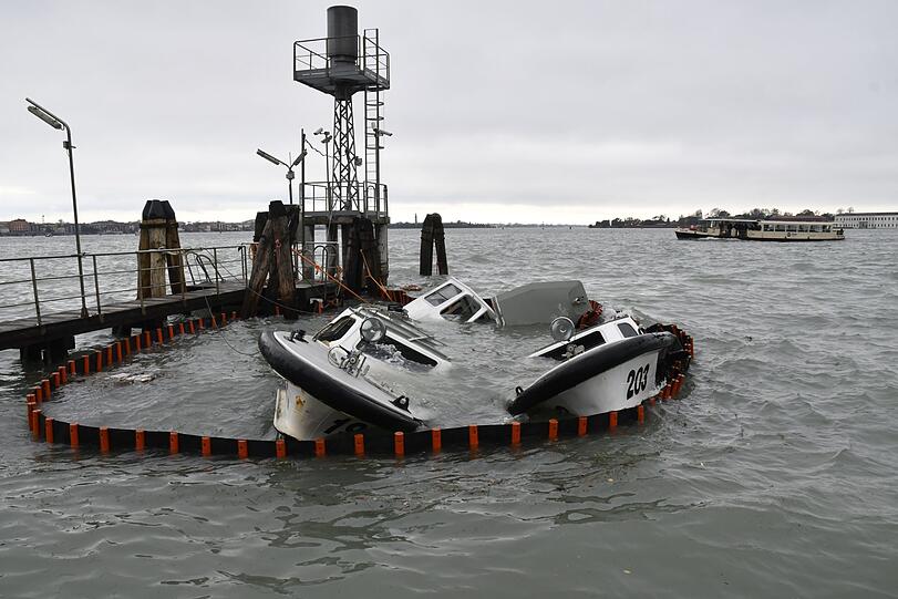 Mehrere Boote und Fähren im Hafen von Venedig sind wegen des Hochwassers gesunken.