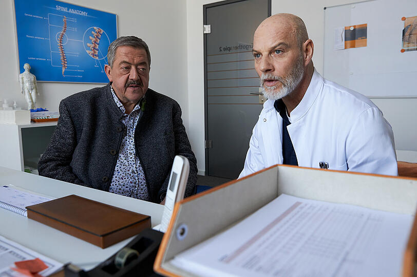 Sein letzter Einsatz im Winterspecial: Korbinian Hofer (Joseph Hannesschläger, l.) befragt Dr. Gerhard Paulsen (Simon Licht, r) zum Streit mit seinem ehemaligen Kollegen.