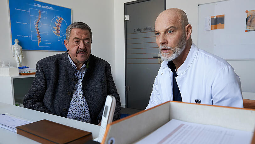 Sein letzter Einsatz im Winterspecial: Korbinian Hofer (Joseph Hannesschläger, l.) befragt Dr. Gerhard Paulsen (Simon Licht, r) zum Streit mit seinem ehemaligen Kollegen. Sein letzter Einsatz im Winterspecial: Korbinian Hofer (Joseph Hannesschläger, l.) befragt Dr. Gerhard Paulsen (Simon Licht, r) zum Streit mit seinem ehemaligen Kollegen.