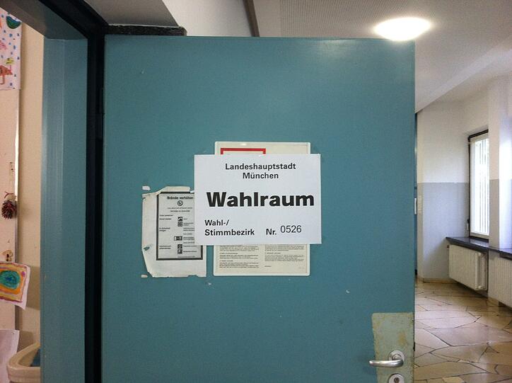 ... und hier geht's zu den Wahl-Kabinen.