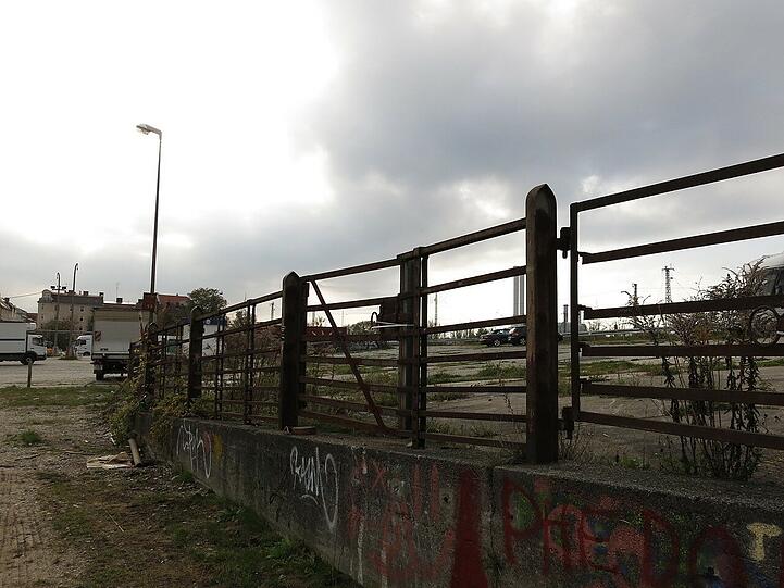 Rampen an den Gleisen.