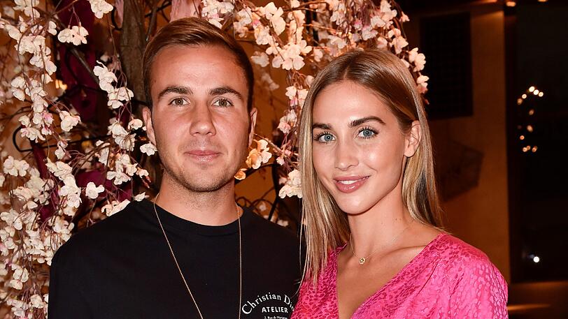 Mario Götze und seine Frau Ann-Kathrin lüften das Geheimnis um den Namen ihres Söhnchen Rome.