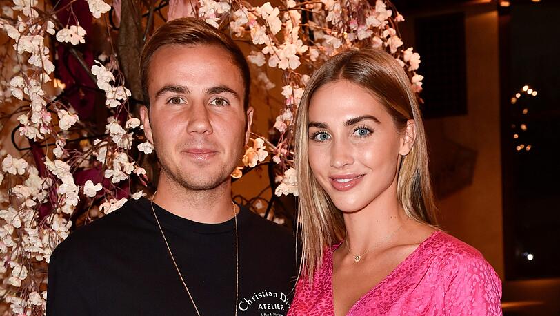 Mario Götze und seine Frau Ann-Kathrin lüften das Geheimnis um den Namen ihres Söhnchen Rome.