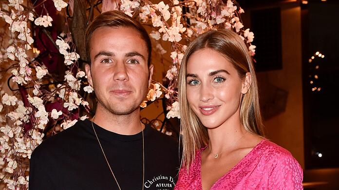 Mario Götze und seine Frau Ann-Kathrin lüften das Geheimnis um den Namen ihres Söhnchen Rome.