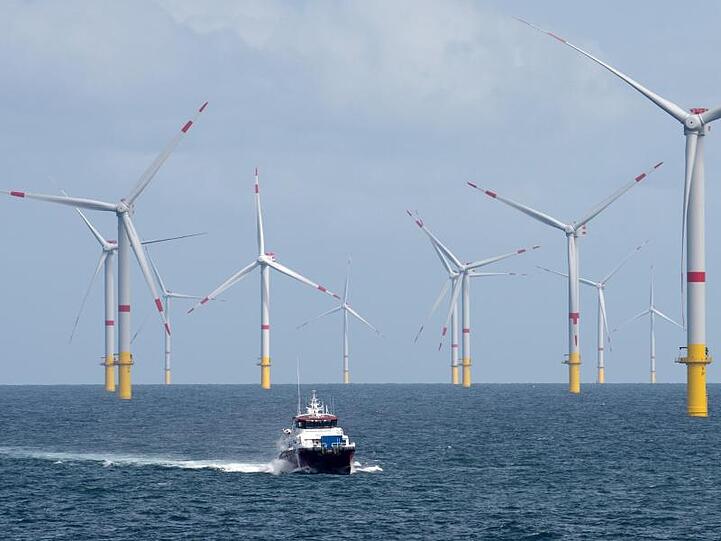 Das Versetzboot "Detector" fährt durch den Offshore-Windpark "Nordsee 1" vor der ostfriesischen Insel Spiekeroog.