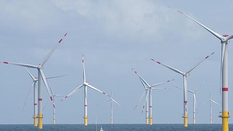 Das Versetzboot "Detector" fährt durch den Offshore-Windpark "Nordsee 1" vor der ostfriesischen Insel Spiekeroog.