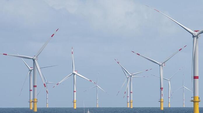 Das Versetzboot "Detector" fährt durch den Offshore-Windpark "Nordsee 1" vor der ostfriesischen Insel Spiekeroog.