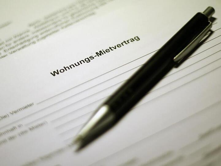 Die Neuvertragsmieten sind im bundesdeutschen Schnitt leicht gesunken. Doch wer umzieht, muss in der Regel je Quadratmeter mit einer deutlich höheren Miete rechnen.