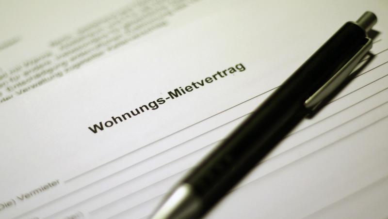 Die Neuvertragsmieten sind im bundesdeutschen Schnitt leicht gesunken. Doch wer umzieht, muss in der Regel je Quadratmeter mit einer deutlich höheren Miete rechnen. Die Neuvertragsmieten sind im bundesdeutschen Schnitt leicht gesunken. Doch wer umzieht, muss in der Regel je Quadratmeter mit einer deutlich höheren Miete rechnen.