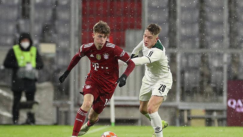 Bayern-Talent Paul Wanner (links) im Zweikampf mit dem Gladbacher Luca Netz.