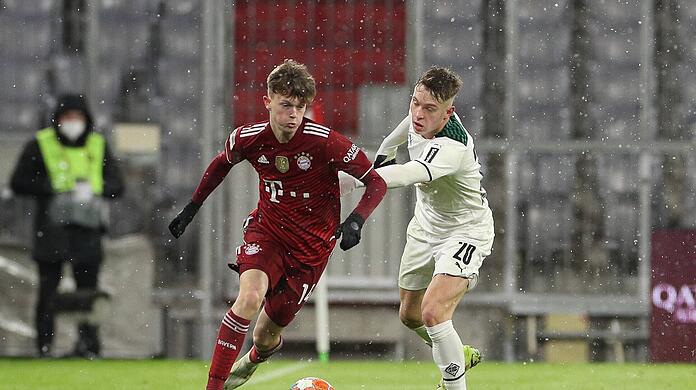 Bayern-Talent Paul Wanner (links) im Zweikampf mit dem Gladbacher Luca Netz.