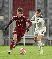 Bayern-Talent Paul Wanner (links) im Zweikampf mit dem Gladbacher Luca Netz.