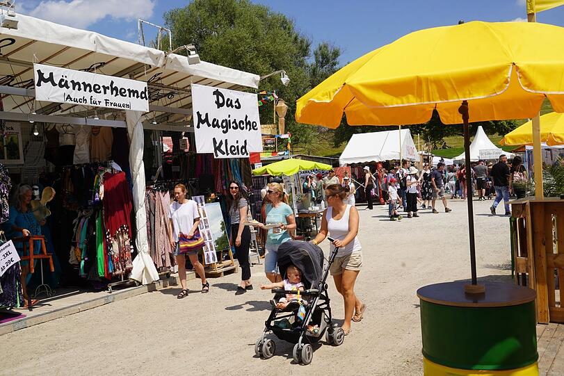 Ein Hemd, ein Kleid? Freunde alternativer Kleidungsstücke werden sicher wieder fündig.