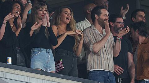 Taylor Swift mit ihren Hollywood-Freunden Blake Lively, Ryan Reynolds und Hugh Jackman (v.l.n.r.) im Football-Stadion.
