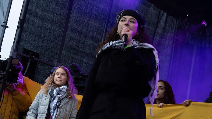 Die schwedische Klimaaktivistin Greta Thunberg (l) steht neben der Palästina-Aktivistin Sara Rachdan auf der Bühne einer Kundgebung in Amsterdam.