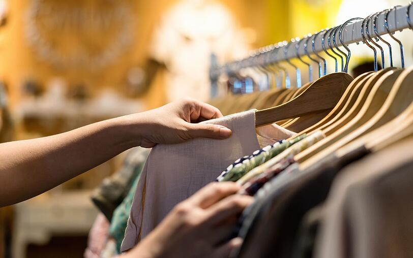Vegane Mode liegt voll im Trend. Doch nur die wenigsten Umsteiger wissen, worauf sie wirklich achten müssen. Denn der reine Verzicht auf Pelz und Leder reicht leider bei Weitem nicht aus. Unsere Galerie erklärt, warum. Vegane Mode liegt voll im Trend. Doch nur die wenigsten Umsteiger wissen, worauf sie wirklich achten müssen. Denn der reine Verzicht auf Pelz und Leder reicht leider bei Weitem nicht aus. Unsere Galerie erklärt, warum.