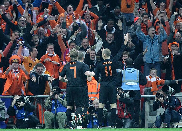 ... und freute sich mit den Fans der "Elftal" über den Sieg im Prestige-Duell und die gelungene Generalprobe im Hinblick auf die EURO 2012.