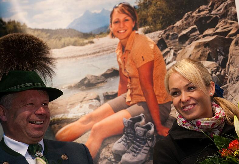 Über 5000 Fans bereiten Biathlon-Legende Neuner in Wallgau einen großen Abschied. Der schönste Wanderweg der Region wird nach ihr benannt. &bdquo;Eine Riesenehre, ich bin sprachlos&ldquo;. Die AZ zeigt die Bilder von Lenas Triumphzug durch Wallgau.