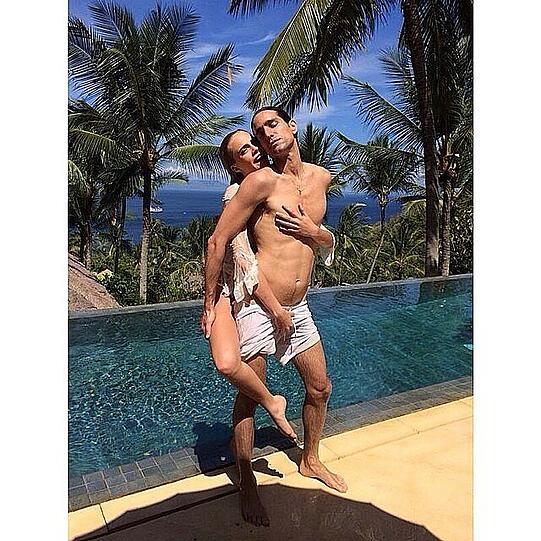 Ganz lasziv ist Cara Delevingne auf Bali unterwegs: "What happens in Bali stays in Bali"