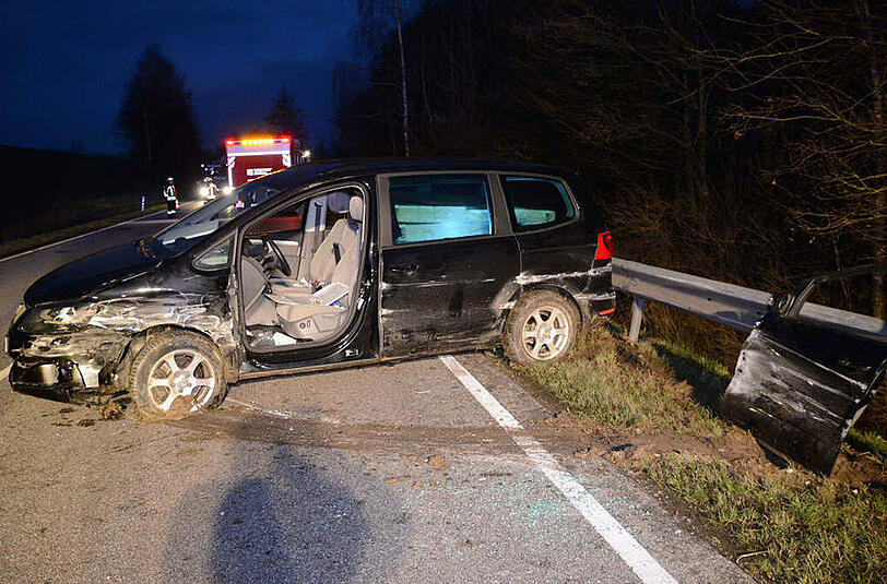 Bilder vom Verkehrsunfall bei Vilsbiburg: Der Mann fuhr mit seinem Auto in eine Leitplanke und wurde in seinem Wagen eingeklemmt.