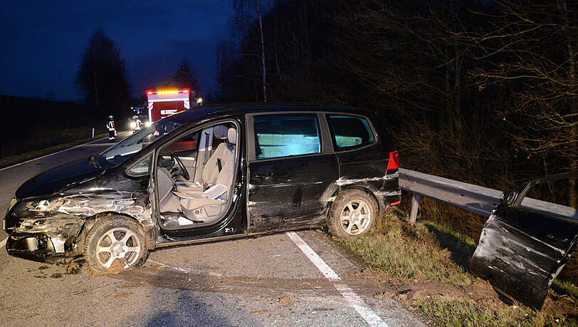 Bilder vom Verkehrsunfall bei Vilsbiburg: Der Mann fuhr mit seinem Auto in eine Leitplanke und wurde in seinem Wagen eingeklemmt. Bilder vom Verkehrsunfall bei Vilsbiburg: Der Mann fuhr mit seinem Auto in eine Leitplanke und wurde in seinem Wagen eingeklemmt.