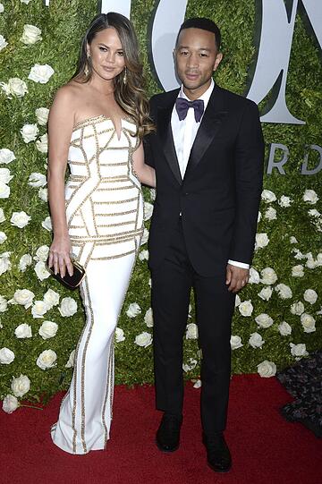 Top: Chrissy Teigen in einem enganliegenden Kleid und Ehemann John Legend