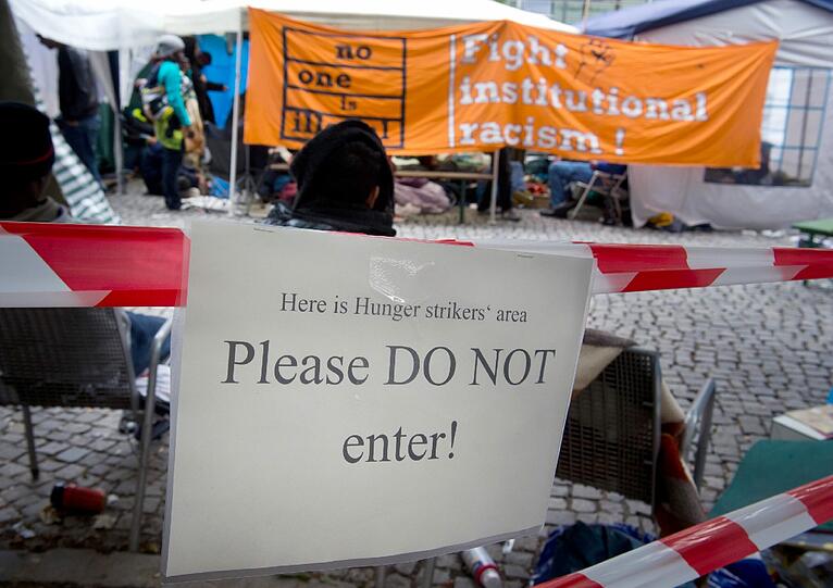 Hungerstreikende sind am 27.06.2013 in München vor dem Lager mit etwa 70 Menschen zu sehen, die ohne zu essen und seit drei Tagen auch ohne zu trinken für die Anerkennung ihrer Asylanträge kämpfen.