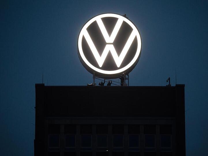 Das Logo von Volkswagen auf dem Markenhochhaus des Konzerns in Wolfsburg.