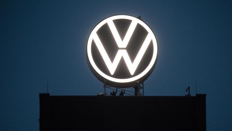 Das Logo von Volkswagen auf dem Markenhochhaus des Konzerns in Wolfsburg. Das Logo von Volkswagen auf dem Markenhochhaus des Konzerns in Wolfsburg.