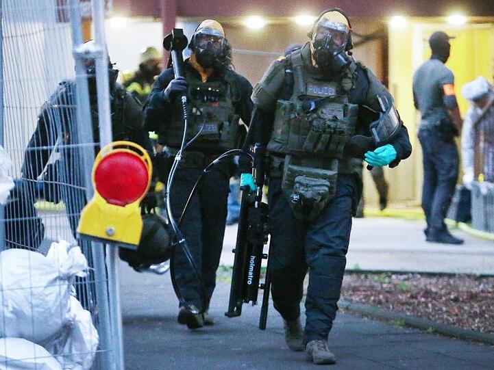 Die Polizei entdeckte in zwei Kölner Hochhauswohnungen ein Bomben- und Giftlabor.
