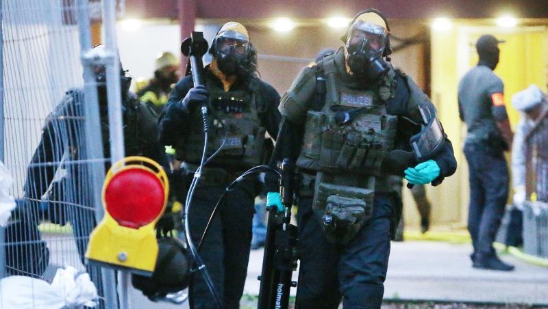 Die Polizei entdeckte in zwei Kölner Hochhauswohnungen ein Bomben- und Giftlabor. Die Polizei entdeckte in zwei Kölner Hochhauswohnungen ein Bomben- und Giftlabor.