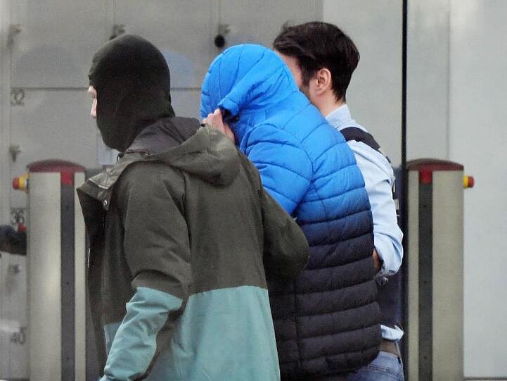 Eine Person wird von Polizisten in den Bundesgerichtshof gebracht.
