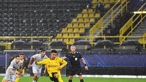 Jadon Sancho (vorn) brachte den BVB spät vom Elfmeterpunkt in Führung.