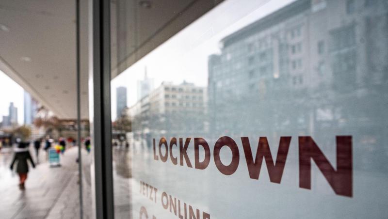 "Lockdown" steht im Schaufenster eines geschlossenen Kaufhauses: Die "epidemische Lage" war erstmals im März 2020 vom Bundestag festgestellt worden.