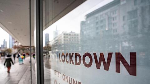 "Lockdown" steht im Schaufenster eines geschlossenen Kaufhauses: Die "epidemische Lage" war erstmals im März 2020 vom Bundestag festgestellt worden.