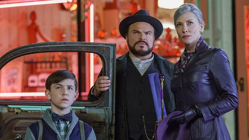 "Das Haus der geheimnisvollen Uhren": Lewis Barnavelt (Owen Vaccaro, l.), mit seinem Onkel Jonathan (Jack Black) und Mrs. Zimmerman (Cate Blanchett).