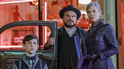"Das Haus der geheimnisvollen Uhren": Lewis Barnavelt (Owen Vaccaro, l.), mit seinem Onkel Jonathan (Jack Black) und Mrs. Zimmerman (Cate Blanchett).