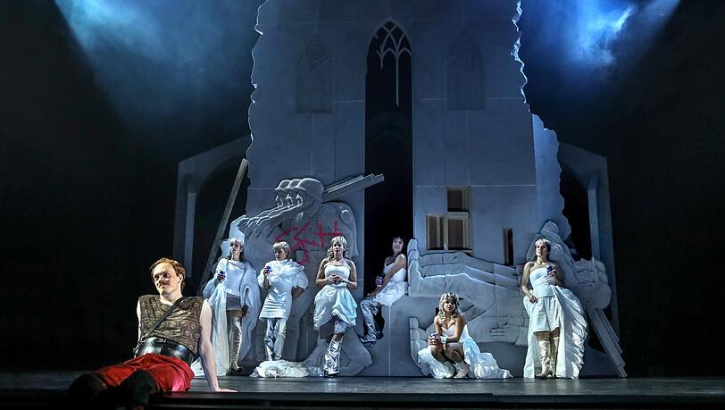 Das grande Finale: Diederich Heßling hat es geschafft, alle „inneren Feinde“ sind beseitigt. Lukas Rüppel, Hanna Scheibe, Nicola Kirsch, Carolin Conrad, Myriam Schröder, Isabell Antonia Höckel, Lisa Stiegler