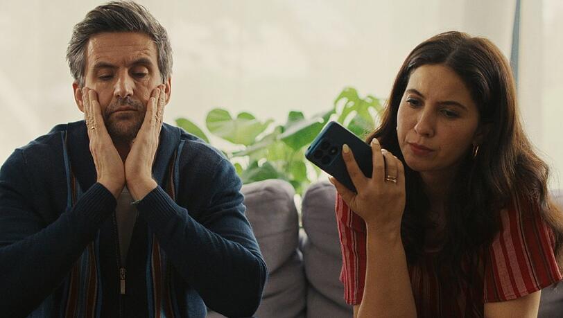 ZDFneo-Serie-the-other-gAIrl-Wenn-sich-die-KI-in-die-Ehe-einmischt