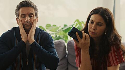 Tom Beck und Chryssanthi Kavazi in der ZDFneo-Serie "the other gAIrl".