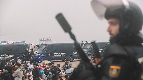 Migranten wurden in Ceuta von starken spanischen Polizeikr&auml;ften von einem H&uuml;ttenlager am Strand fortgebracht.