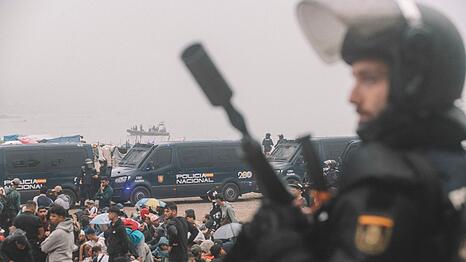 Migranten wurden in Ceuta von starken spanischen Polizeikr&auml;ften von einem H&uuml;ttenlager am Strand fortgebracht.