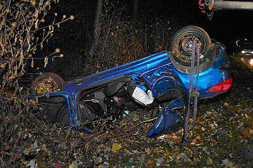Gegen den Baul geprallt und überschlagen: Der Fahrer dieses Autos verletzte sich schwer