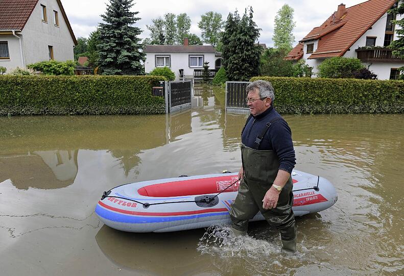 Ein Schlauchboot ist in Greiz (Thüringen) zur Zeit das beste Fortbewegungsmittel.
