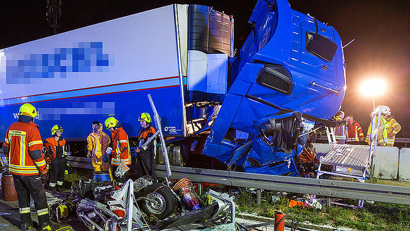 Einsatzkräfte der Feuerwehr arbeiten am 07.08.2015 auf der A9 bei Allershausen an einem verunfallten LKW. Der schwerverletzte Lenker des LKW ist zuvor auf ein Baustellenfahrzeug aufgefahren und danach in die Mittelleitplanke gekracht. Einsatzkräfte der Feuerwehr arbeiten am 07.08.2015 auf der A9 bei Allershausen an einem verunfallten LKW. Der schwerverletzte Lenker des LKW ist zuvor auf ein Baustellenfahrzeug aufgefahren und danach in die Mittelleitplanke gekracht.
