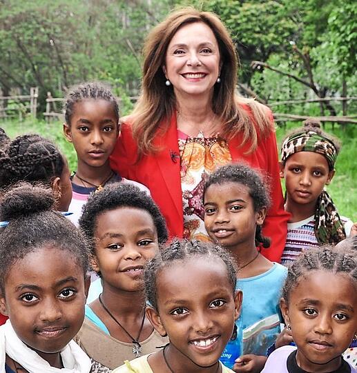Uschi Dämmrich von Luttitz umgeben von den Kindern des  Schulspeisungs-Projekts.