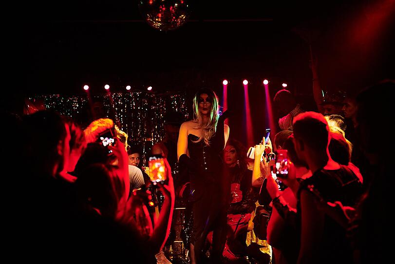 Auf dem rauschenden Ball im Folks Club wird Liebe und Vielfalt gefeiert.